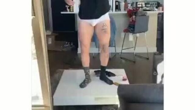 Dustin mcneer танцует в зеркале