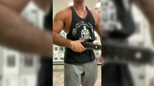 Ori avrahami показывает тело после тренировки