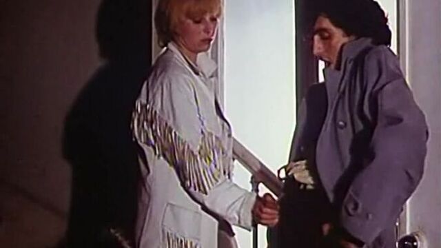 Подрочила незнакомцу за деньги))