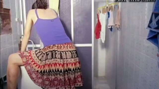 Мама мастурбирует в ванной