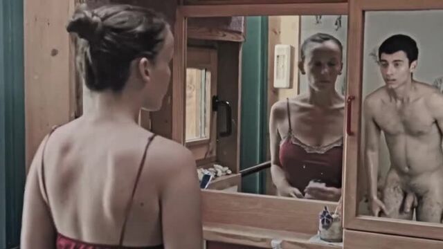 Инцест.тетушка подрочила племяннику в ванной