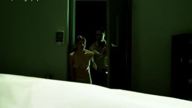 Голая грудь и попка актрисы робин сидни