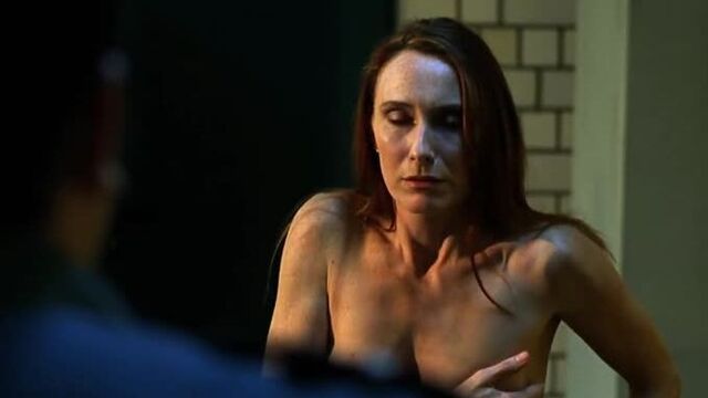 Заставили раздеться и показать большую грудь