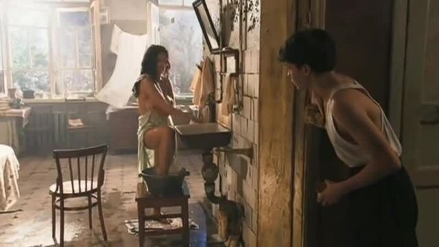 Школьник палит голую соседку