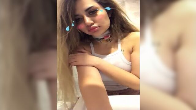 Üüzerinde su döküp memelerini belli ederek seyirci kasan kız