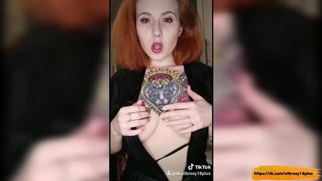 Голый тик-ток - мать без лифчика на кухне