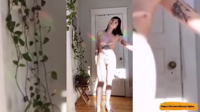 Голый тик-ток - милашка в очках показывает свои тату