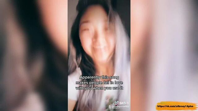 Голый тик-ток - милая студентка показала свою горячую грудь