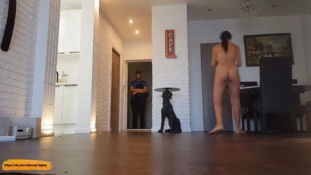 Встретила доставщика в белье из масок для лица