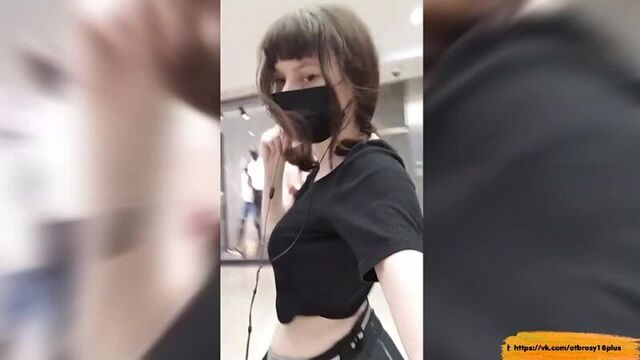 Тянка показала сиськи в торговом центре