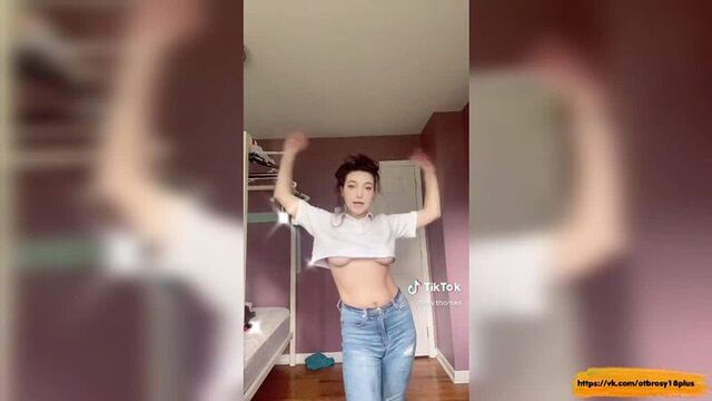 Годный тик-ток - светит грудью