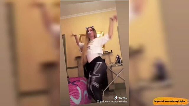 Годный тик-ток - сексуальная студентка танцует в лосинах