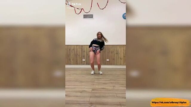 Годный тик-ток - сексуальные танцы школьницы