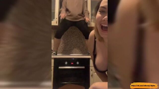 Подружки танцуют на кухне в перископе - periscope