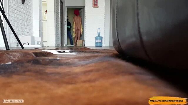 Встретила доставщика голой после душа