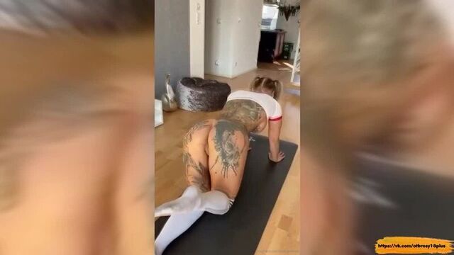 Голая тренировка татуированной девочки
