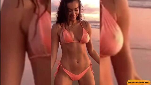 Милашка трясет своей грудью