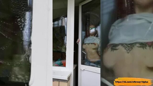 Шлюха моет стекло голой грудью