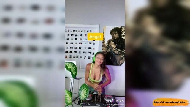 Годный тик-ток - сисястый диджей