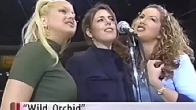 Wild orchid исполняют национальный гимн