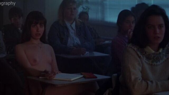 Кара буоно (cara buono) голая в фильме "водная страна" (waterland, 1992, стивен джилленхол)