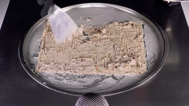 [ice cream rolls] asmr - twix spekulatius ice cream rolls | rolled fried ice cream with chocolate, caramel & cookies