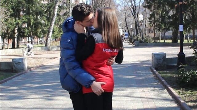 Kissing prank - hot couriers edition (gone right)