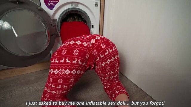 Хитрый пацан трахнул мачеху застрявшую в стиральной машине