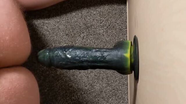Осилил огромный дилдо со смазкой (гей анал hd любительское порно секс игрушки трансвеститы first gay)