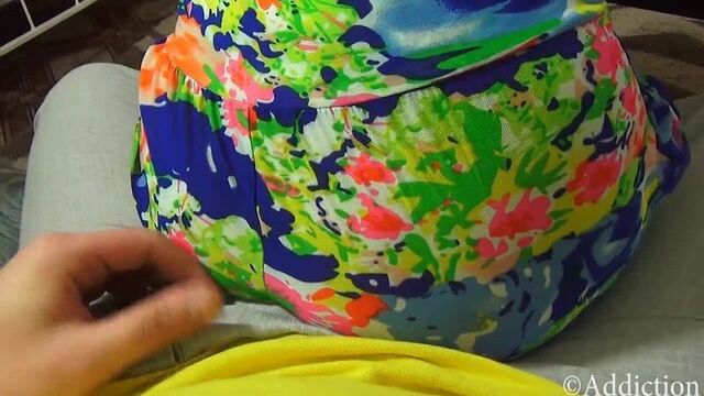 Трется членом об попку мамы и дико возбуждается