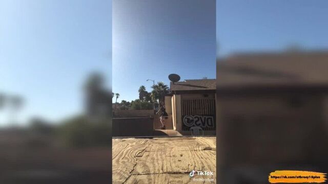 Годный тик-ток - анимешница в трусиках катается на скейте