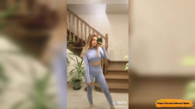 Годный тик-ток - сочная попка молодой студентки