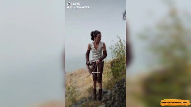 Голый тик-ток - рей сняла кофту и показала всей галактике сиськи