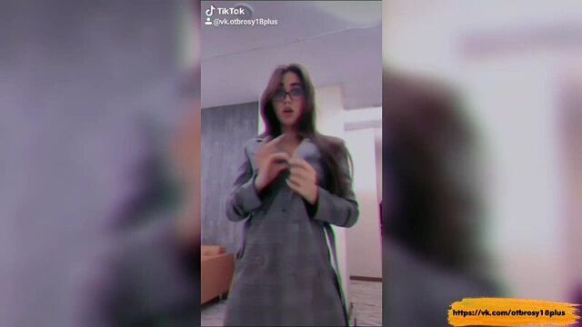 Голый тик-ток - сексуальная учительница показала новое нижнее белье