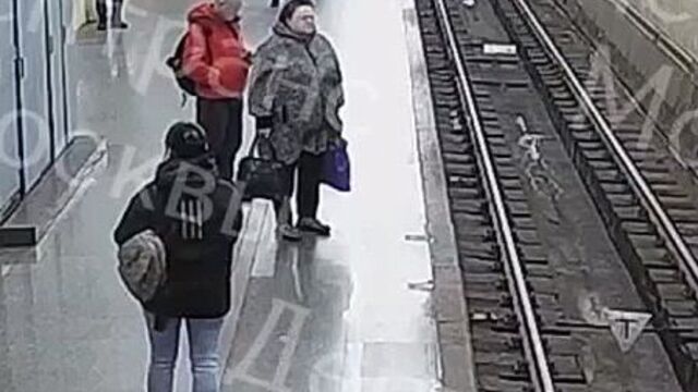 В москве подростка толкнули под поезд
