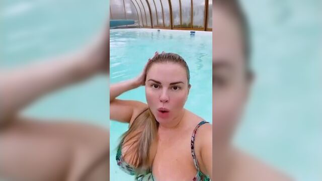 Огромные дойки ани семенович болтаются в воде / звездный разврат