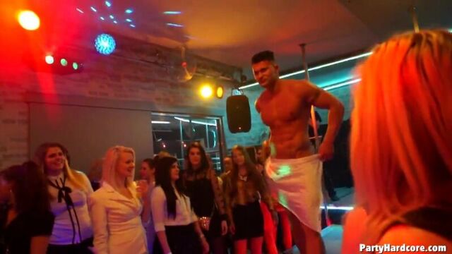 Реальное секс-пати - party hardcore - порно,секс,пати,sex, party,минет,лесбо,teen,негр,в,презервативе,вечеринка,групповое,ебля