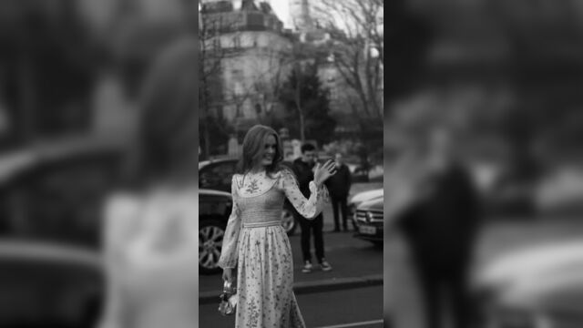 » эбигейл коуэн прибывает на показ бренда giambattista valli в рамках недели моды в париже (07/03/22)