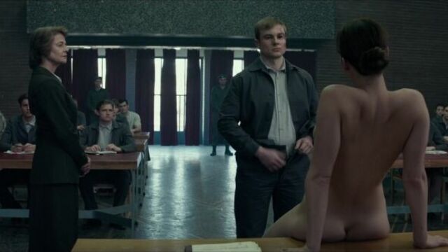 Красный воробей - голая дженнифер лоуренс на столе