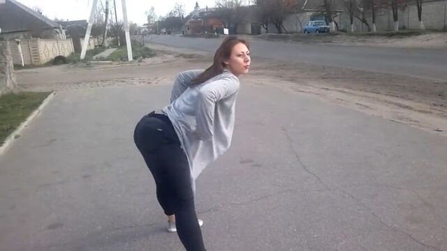 Девушка своим твёрком спровоцировала дтп