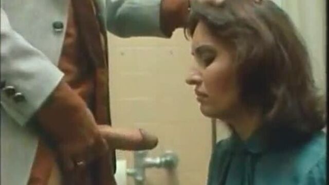 Заставил отсосать секретаршу