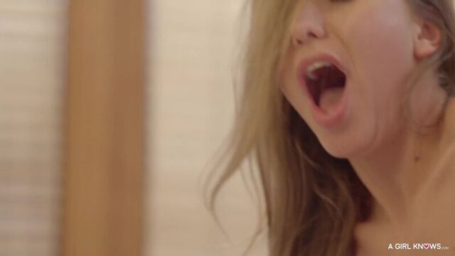 Невероятные лесбиянки в позе 69 лижут друг другу и трахают пизду пальцем