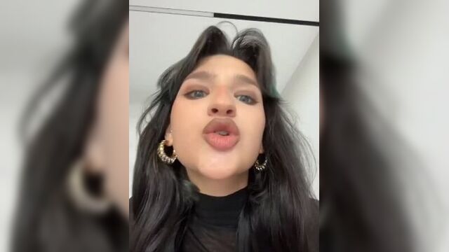 Губастая потаскушка лиза анохина сидит на тебе / твои блогерши