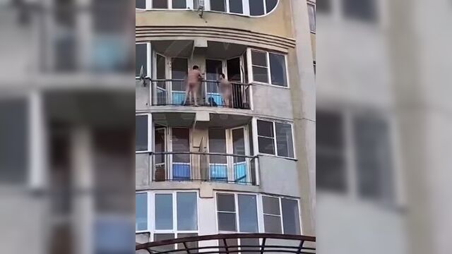 Голый мужик убегал по балконам с пятого этажа в липецке.