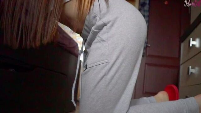 Девушка дрочит вагину