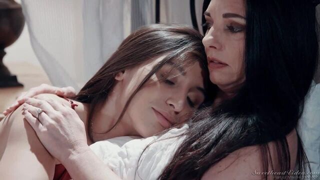 Дочь лесбиянка совращает маму и доводит ее до бурного оргазма