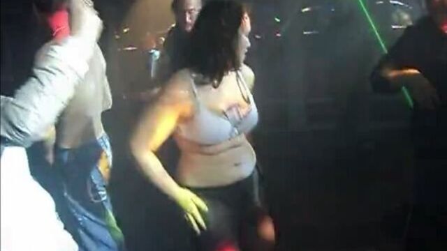 Девушка разделась в ночном клубе за деньги солевая