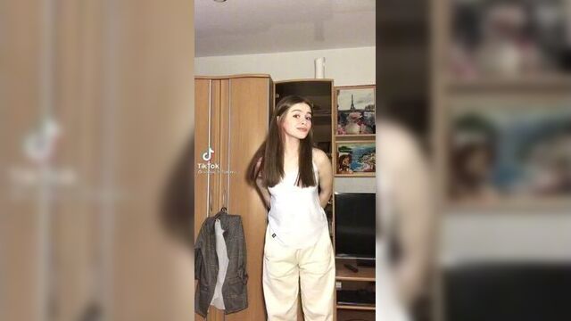 Трясет жопой школьница