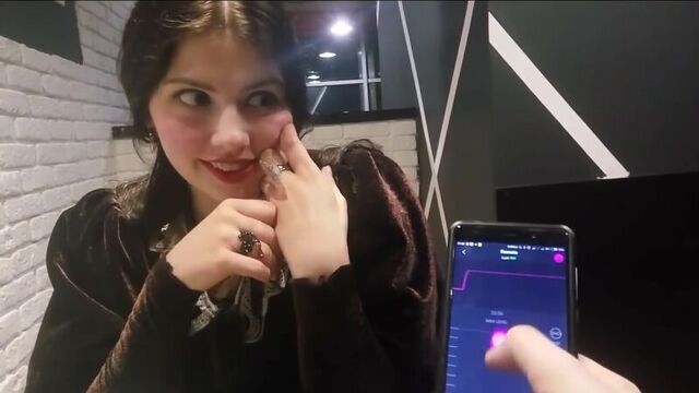 Девушка на вибраторе в кафе (intim-toyss.ru)