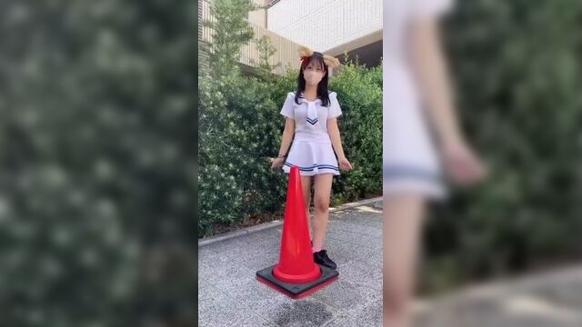 Азиатка села на конус